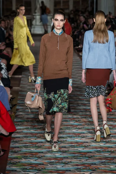Look 18